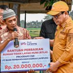 Tingkatkan Kualitas Hidup, Walikota Wahdi Serahkan Bantuan Perbaikan RTLH bagi warga Metro Pusat