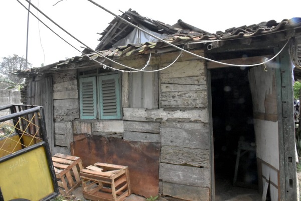 Tingkatkan Kualitas Hidup, Walikota Wahdi Serahkan Bantuan Perbaikan RTLH bagi warga Metro Pusat