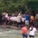 Akibat Jembatan Rusak, Viral Warga Terjun ke Sungai Gotong Jenazah ke Pemakaman