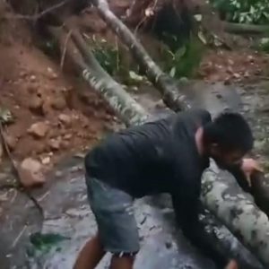 Akibat diguyur hujan deras, Akses jalan menuju Desa Gunung Tanjung tertutup tanah longsor