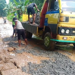 Bentuk rasa tanggungjawab, H. Saini perbaikin jalan desa Sungai Dua Menten