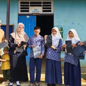 Bhabinkamtibmas Polsek Sungai Laur Beri Edukasi Pemanfaatan Lahan Tanaman Bergizi