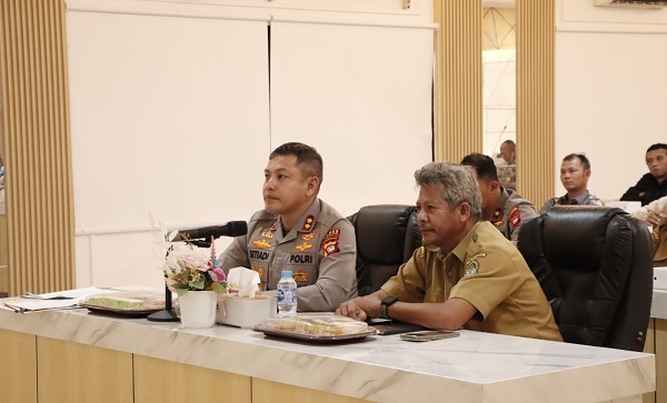 Digelar Mabes Polri, Kapolres Ketapang bersama Kepala Dinas Perkebunan dan Jajaran Management Perusahaan Ikuti Rapat Koordinasi Via Zoom