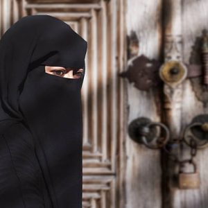 Hukum Memandang dan Berjabat Tangan dengan Selain Mahram