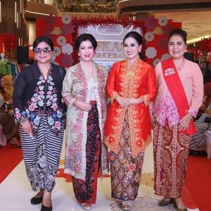 Ibu-ibu Berkebaya Hadiri Talkshow Kebaya Keanggunan
