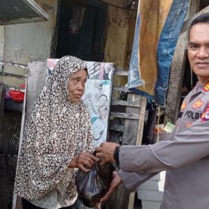 Kapolsek Rangkasbitung Bagikan 30 Paket Sembako dari Kapolres Lebak 