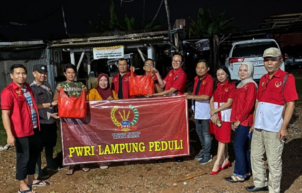Peduli Korban Banjir, DPD PWRI Lampung berikan 500 nasi bungkus