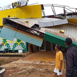 Polsek Matan Hilir Selatan Sigap Turun Kelokasi Bangunan Ambruk