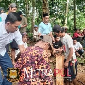 Peduli Warganya, Kepala Desa Kadurahayu Antar Jenazah Warga ke Pemakaman.