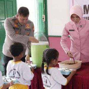 Kapolres Ketapang Bersama Ketua Bhayangkari Cabang Ketapang Gelar Uji Coba Pemenuhan Makan Bergizi Gratis Bagi Anak
