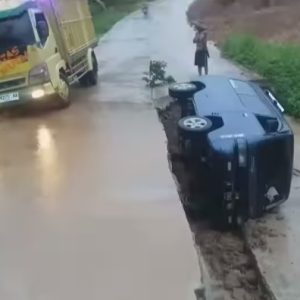 Diguyur Hujan Deras, Jalan di Bojongmanik Amblas Tidak Bisa dilalui Kendaraan Roda Empat.