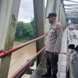 Kanit Binmas Polsek Rangkasbitung Polres Lebak Pantau Debit Air Sungai Ciujung Jembatan Kampung Pasir Jati