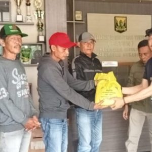 Relawan Asep Japar Santuni Warga Terdampak Pergeseran Tanah di Sukabumi