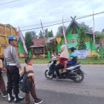 Wujud Kepedulian Akan Keselamatan, Personel Polsek Pauh Seberangkan Anak Sekolah