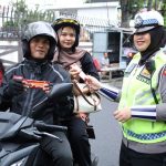 Ajak Tertib Berlalu Lintas, Polwan Ditlantas Polda Sumut Bagikan Cokelat kepada Pengendara di Hari Valentine