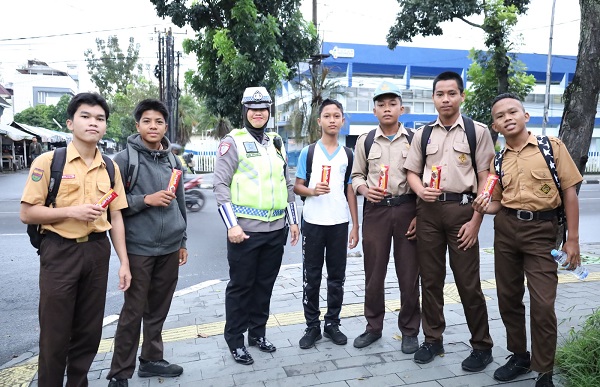 Ajak Tertib Berlalu Lintas, Polwan Ditlantas Polda Sumut Bagikan Cokelat kepada Pengendara di Hari Valentine