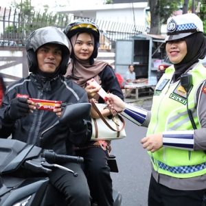 Ajak Tertib Berlalu Lintas, Polwan Ditlantas Polda Sumut Bagikan Cokelat kepada Pengendara di Hari Valentine