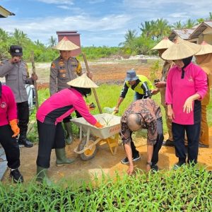 Bersama Bhayangkari, Polsek MHU Laksanakan Penguatan Program P2L