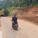 Ceceran Galian Tanah Merah yang kotori jalan Cirinten Gunungkencan dikeluhkan penguna jalan 