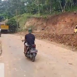 Ceceran Galian Tanah Merah yang kotori jalan Cirinten Gunungkencan dikeluhkan penguna jalan 