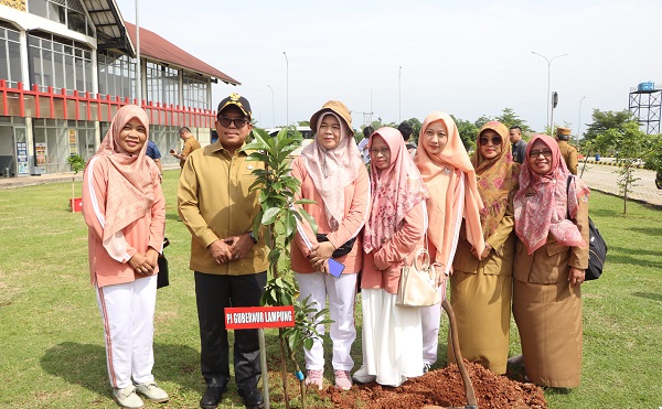 Jaga Keseimbangan Lingkungan, Pj. Gubernur Lampung Tanam Pohon di Ruas Tol Bakter