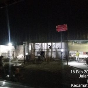 Meski disegel, Bangunan ini masih melakukan aktivitas di malam Hari