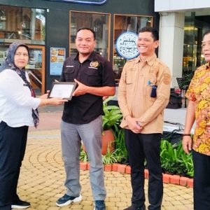 Pemkab Tangerang Berikan Penghargaan ‘Jurnalis Hijau’ Kepada PWI Kabupaten Tangerang 