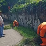 Petugas PPSU Kelurahan Kamal Bersihkan Saluran Air