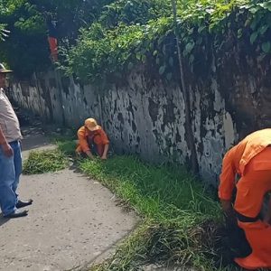 Petugas PPSU Kelurahan Kamal Bersihkan Saluran Air