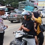 Polres Ketapang Lakukan Himbauan Serta Teguran Kepada Warga Pengendara Di Jalan Raya