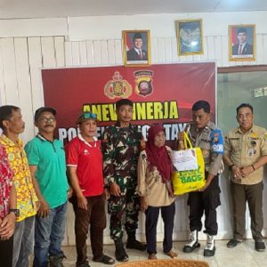 Polres Nanga Tayap Berikan Bantuan Sosial Kepada Warga Kurang Mampu
