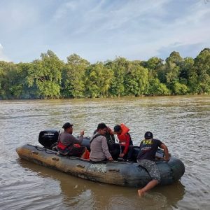 Polsek Sandai Bersama Pihak Terkait Berhasil Temukan Seorang Warga Tenggelam di Sungai Pawan