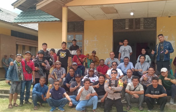 Sekcam bersama Kapolsek Manis Mata pimpin mediasi antara PT HHK-SJE dengan warga Desa Batu Sedau dan Desa Seguling