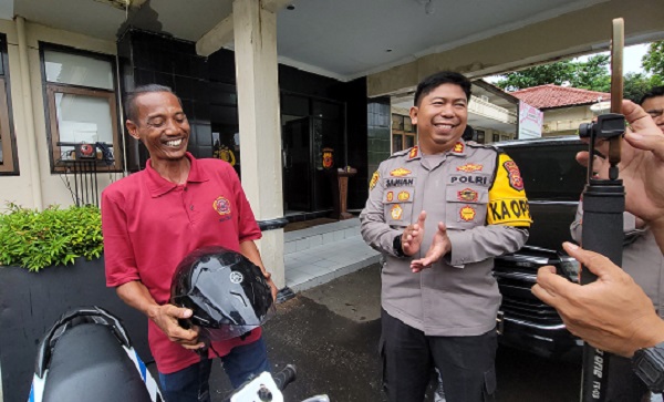 Senyum Bahagia Pak Usman Ketika Motornya Hilang Dicuri Dikembalikan Polisi
