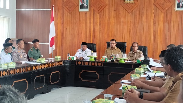 Wakil Bupati Buton Utata Rahman SKM, M. Kes pimpin rapat perdana