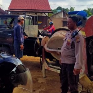 Polsek Benua Kayong Bersama Warga Gelar Kegiatan Gotong Royong Perbaikan Jalan Yang Berlubang