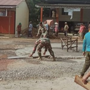 Polsek Benua Kayong Bersama Warga Gelar Kegiatan Gotong Royong Perbaikan Jalan Yang Berlubang