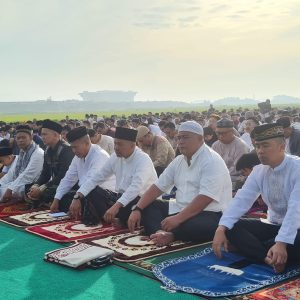 Padati Lanud Husein Sastranegara, Ribuan Umat Muslim Kota Bandung Laksanakan Salat Id
