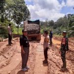 Bersama Forkompimcam dan Beberapa Perusahaan, Kapolsek Jelai Hulu Perbaiki Jalan Rusak