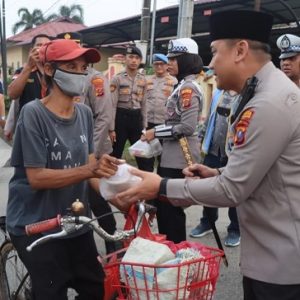 Polresta Deli Serdang Bersama Polsek Jajaran Berbagi Takjil Kepada Masyarakat
