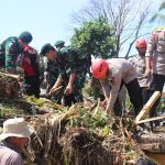 Terdampak Banjir, Sinergi Polres Sukabumi dan TNI Bersihkan Kp. Gumelar