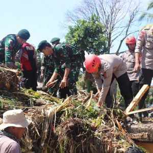 Terdampak Banjir, Sinergi Polres Sukabumi dan TNI Bersihkan Kp. Gumelar