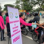 Polres Sarolangun bersama Bhayangkari Gandeng Organisasi Mahasiswa Sarolangun dan Anak Motor Bagikan Ratusan Takjil