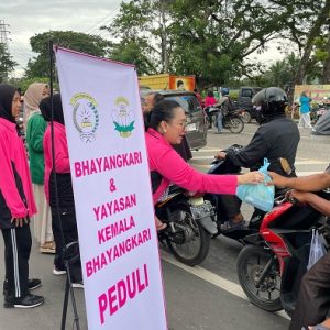 Polres Sarolangun bersama Bhayangkari Gandeng Organisasi Mahasiswa Sarolangun dan Anak Motor Bagikan Ratusan Takjil