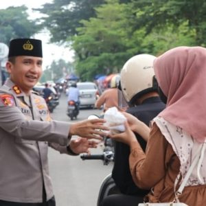 Kapolres Lebak Polda Banten bagikan takjil kepada warga