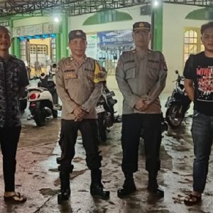 Personil Polres Ketapang Berikan Pengamanan Sholat Terawih di Seluruh Masjid