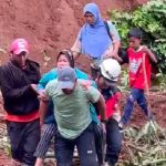 Kanit Intel Polsek Lengkong Gendong Seorang Lansia Lintasi Gundukan Lumpur Tebal