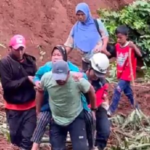 Kanit Intel Polsek Lengkong Gendong Seorang Lansia Lintasi Gundukan Lumpur Tebal