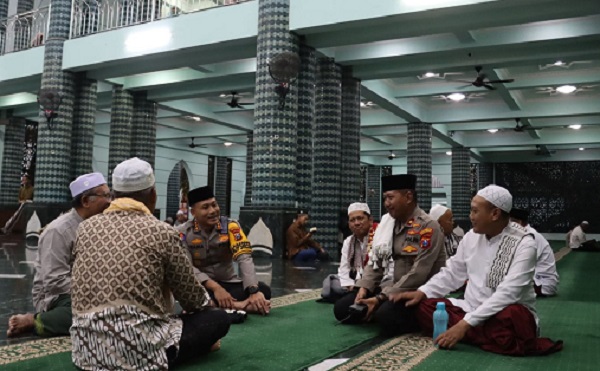 Kapolresta Banyuwangi Laksanakan Sholat Tarawih dan Tadarus Bersama Masyarakat di Masjid Agung Baiturrahman