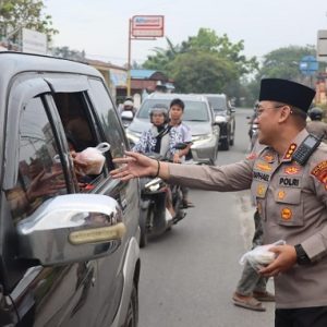 Tebar Keberkahan di Bulan Ramadhan, Polresta Deli Serdang dan Jajaran Berbagi Takjil Kepada Masyarakat